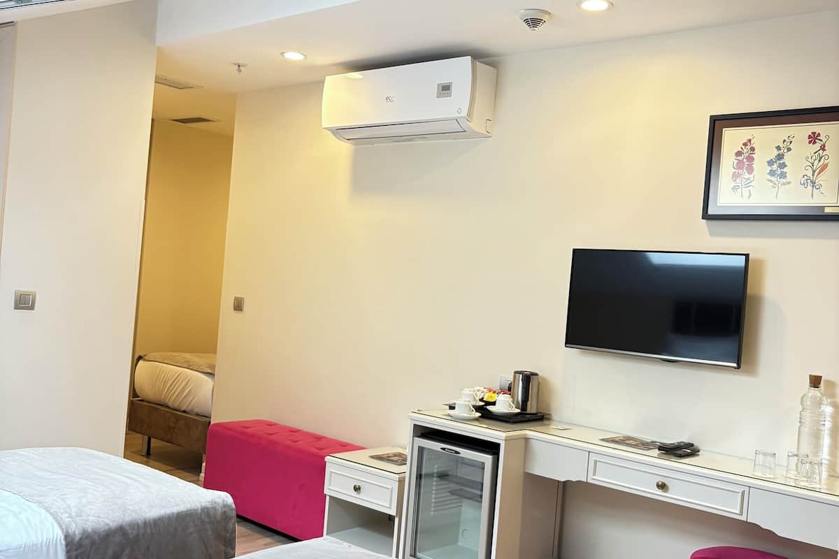 Deluxe trippelrum | Sängtillbehör av högsta kvalitet och minibar