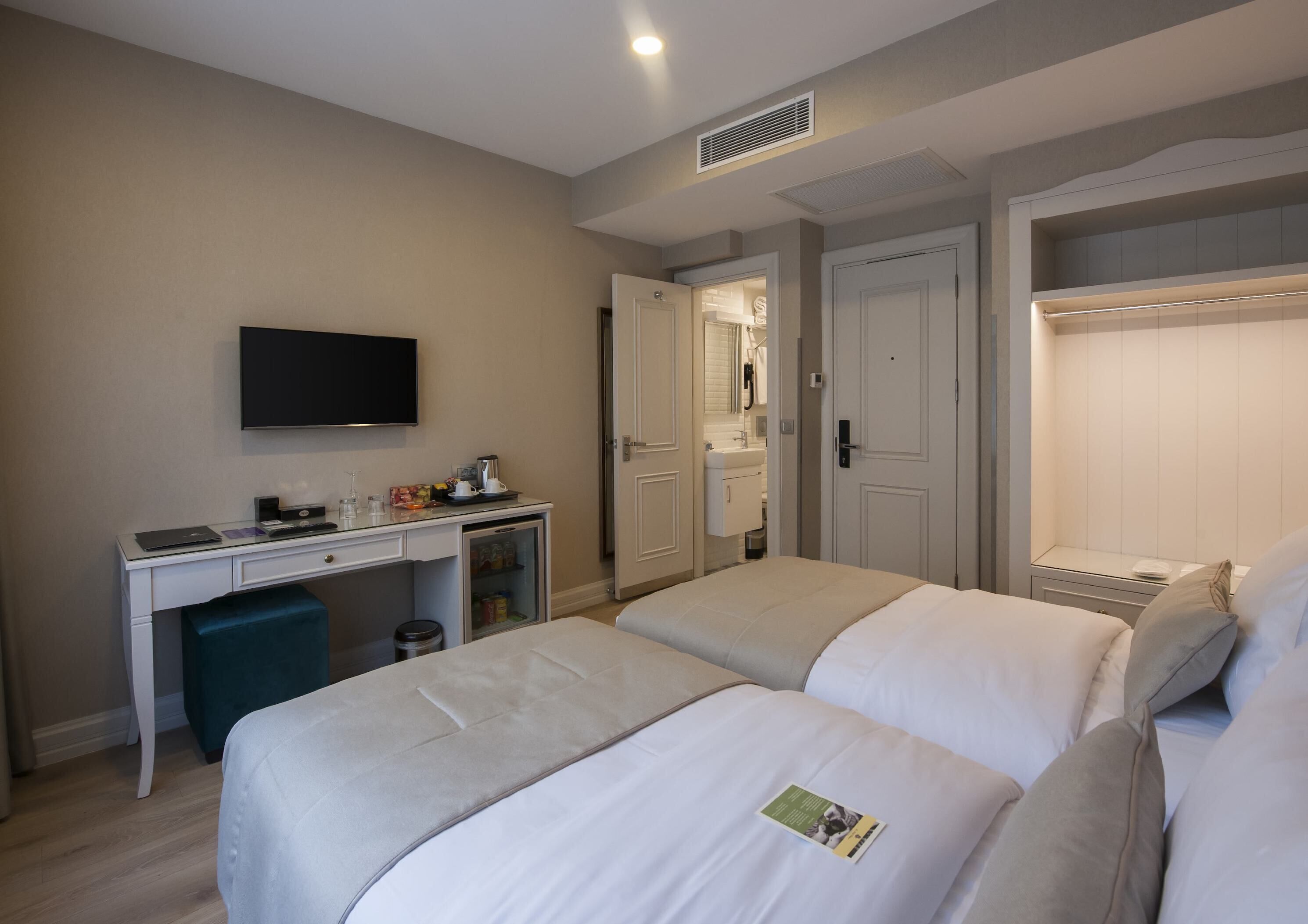 Habitación doble, en edificio anexo | Ropa de cama de alta calidad, minibar, caja fuerte y escritorio