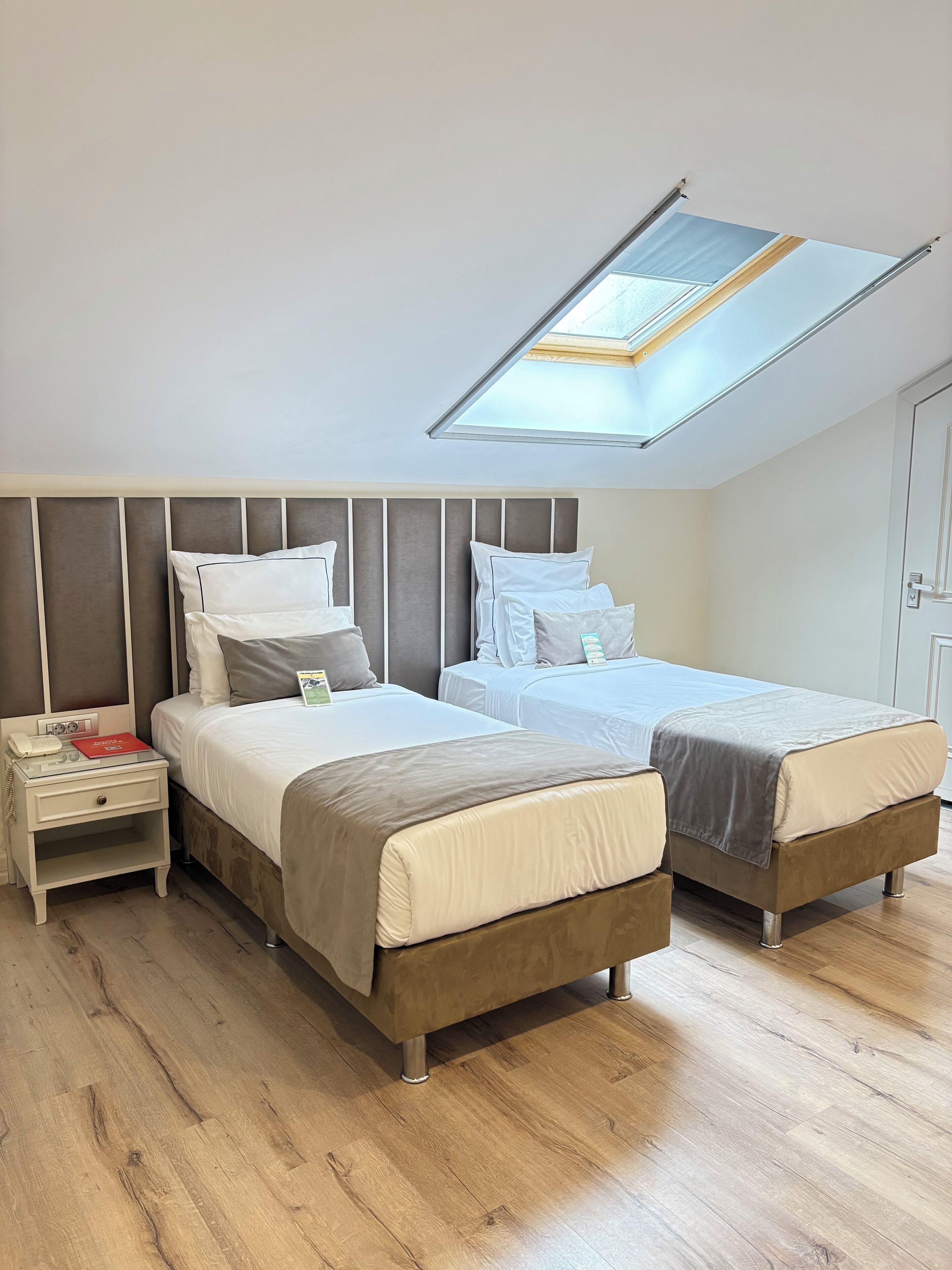 Habitación triple Deluxe | Ropa de cama de alta calidad, minibar, caja fuerte y escritorio