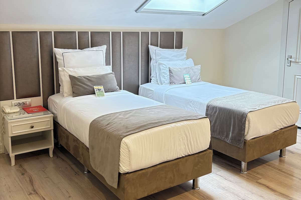 Habitación triple Deluxe | Ropa de cama de alta calidad, minibar, caja fuerte y escritorio