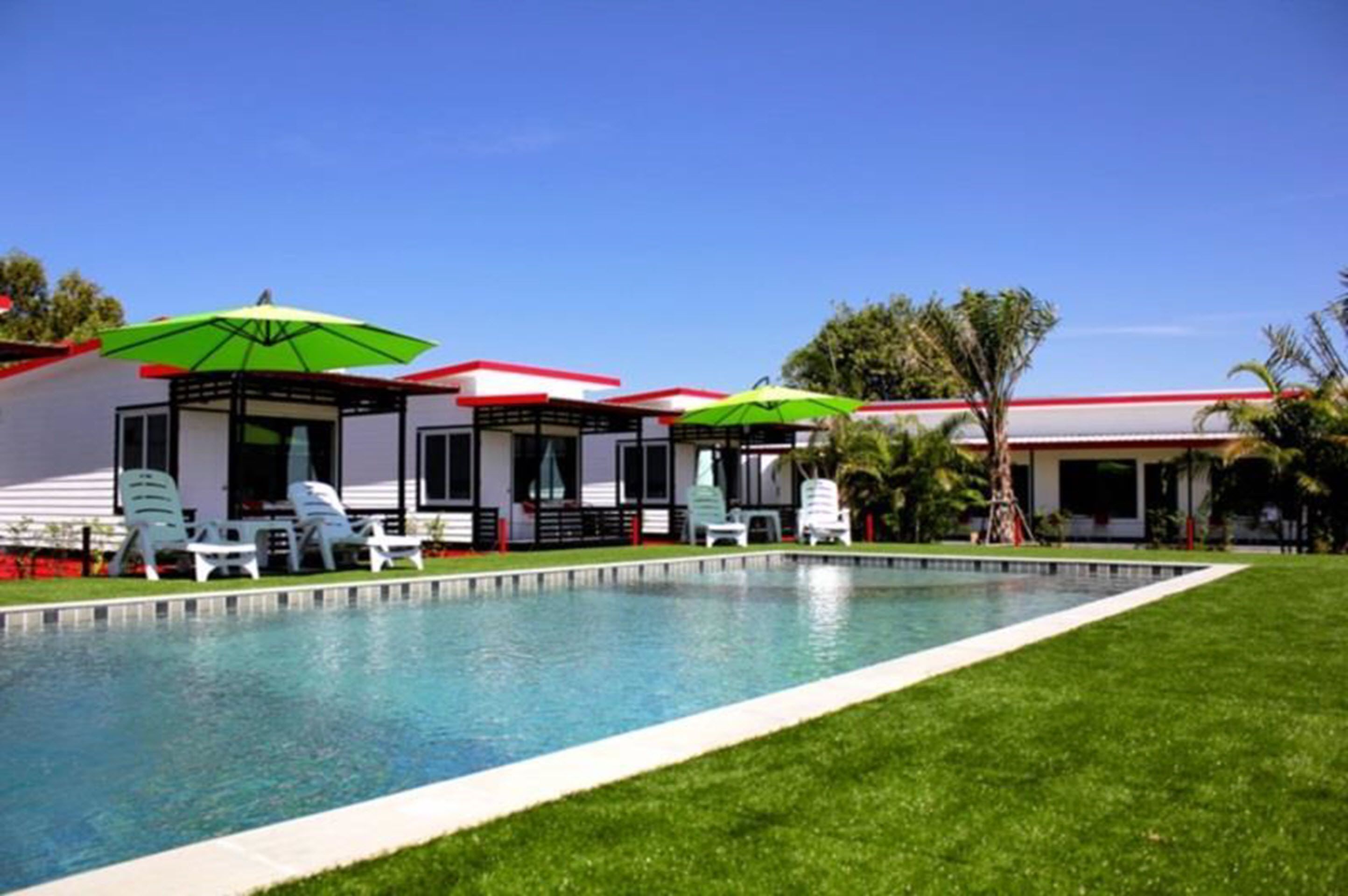 Una piscina al aire libre