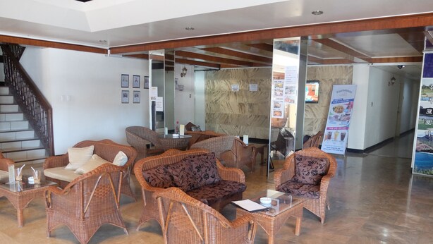 Lobby sitting area - VF Four Season Hotel (Angeles City)