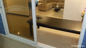 Suite | Living room | Flat-screen TV - VF Four Season Hotel (Angeles City)