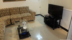 Suite | Living room | Flat-screen TV - VF Four Season Hotel (Angeles City)