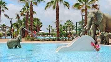Een binnenzwembad, 3 buitenzwembaden, parasols voor strand/zwembad