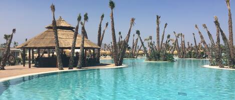 Innenpool, 3 Außenpools, Sonnenschirme, Liegestühle