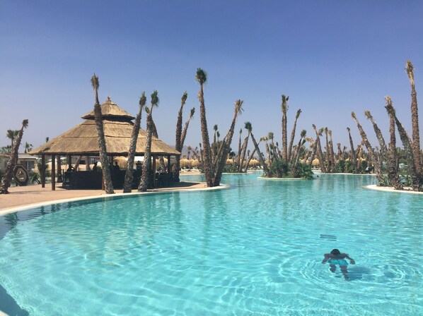 Piscine couverte, 3 piscines extérieures, parasols de plage