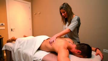 Salas de tratamiento para parejas, sauna y tina de hidromasaje