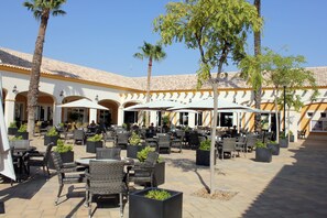 2 restaurants, spécialités Cuisine méditerranéenne