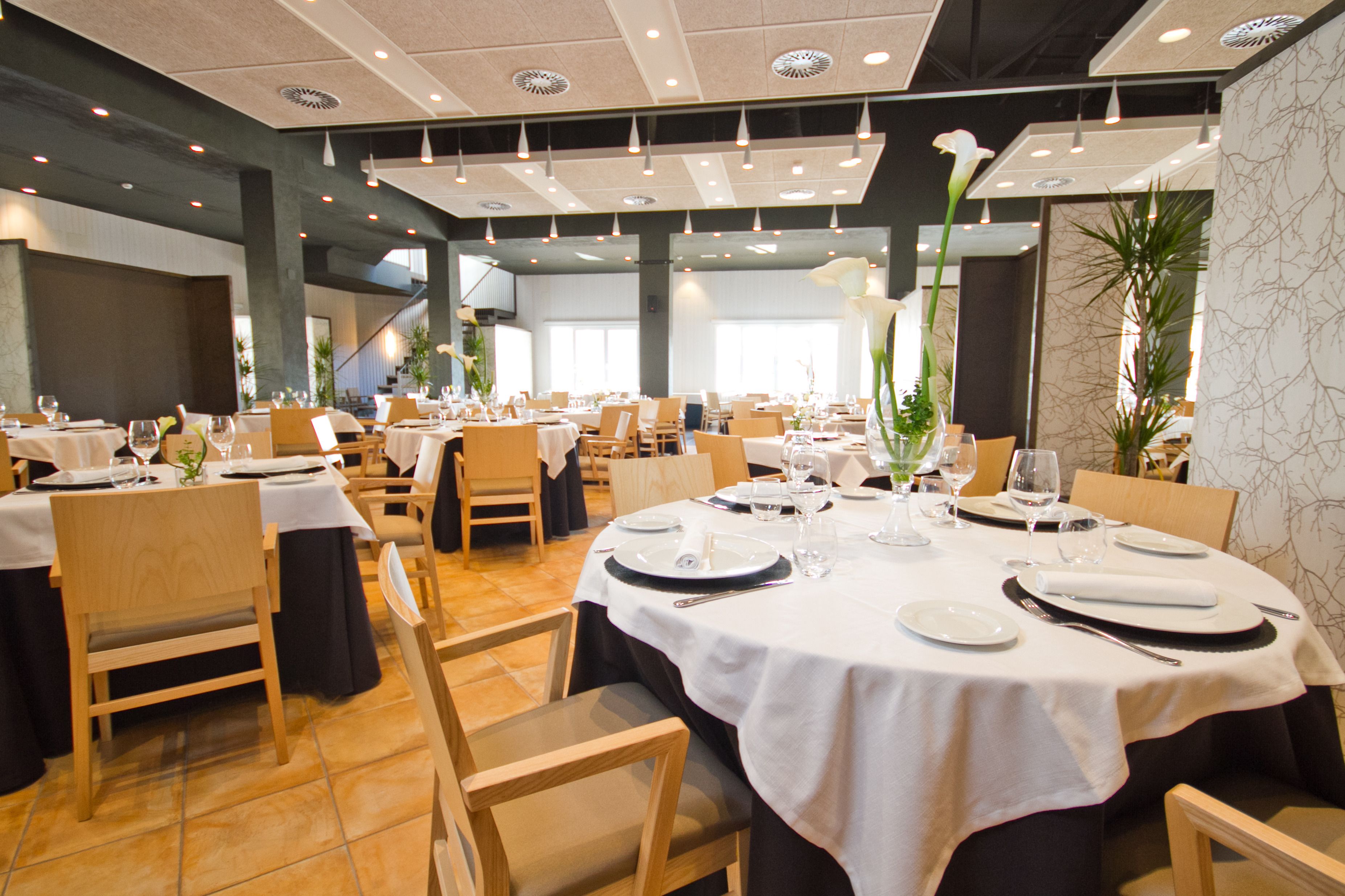 2 restaurants servant le petit déjeuner, le déjeuner et le dîner