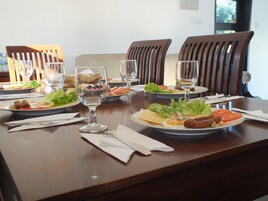 每日供应欧陆式早餐（每人 USD 5）