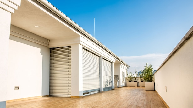 Un edificio limpio y moderno con techo plano, ventanas amplias y suelo de madera.