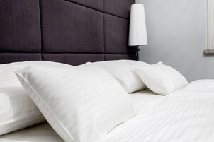 Quarto casal, banheiro privativo | Roupas de cama premium