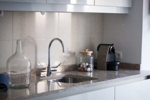 Departamento, 2 habitaciones, balcón, vista a la ciudad | Cocina privada | Refrigerador, microondas, parrilla de estufa y lavavajillas