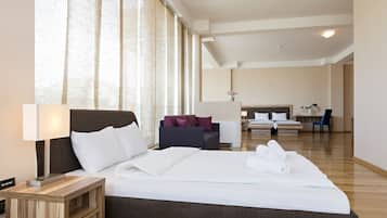 1 habitación, caja de seguridad en la habitación y escritorio