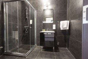 Kamar Double Superior, Bebas Asap Rokok | Kamar mandi | Shower, perlengkapan mandi gratis, pengering rambut, dan sandal