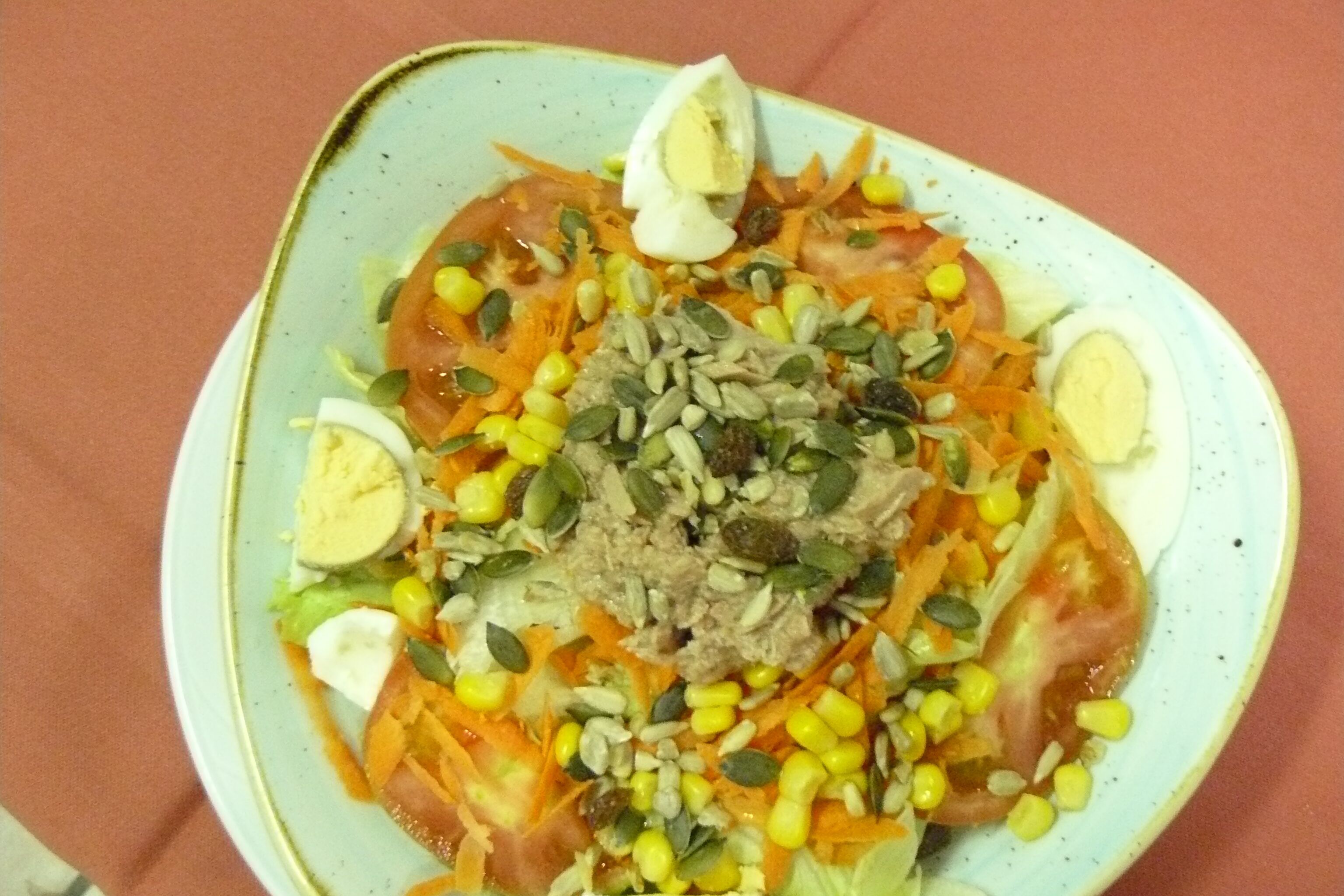Un plato de comida con diversos ingredientes.