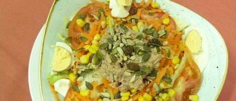 Un plato de comida con diversos ingredientes.