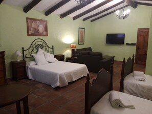 Escritorio, cortinas blackout, wifi gratis y ropa de cama 