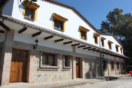 Entrada de la propiedad. Hotel Hospedería Las Buitreras