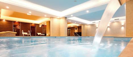 Una piscina cubierta, una piscina al aire libre