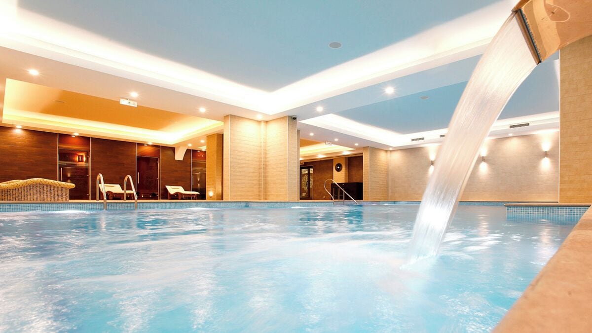 Alberca techada y alberca al aire libre