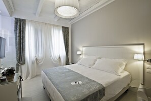 Superior Double Room | Premium bedding, minibar, in-room safe, desk - Chiara Lodge (Mestre)