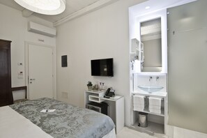 Family Quadruple Room, 2 Bedrooms, Connecting Rooms | Premium bedding, minibar, in-room safe, desk - Chiara Lodge (Mestre)