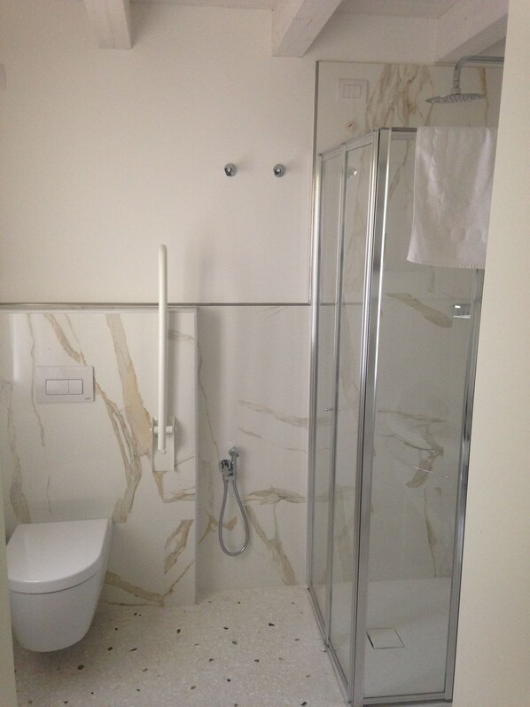 أغطية فراش متميزة وميني بار وخزنة داخل الغرفة ومكتب