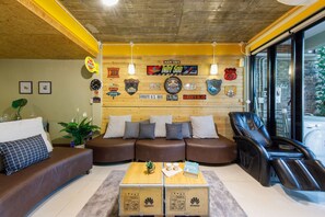 ห้องพัก | บริเวณนั่งเล่น | ทีวีจอแอลซีดี 20 นิ้ว พร้อมช่องเคเบิล, ทีวี, Netflix