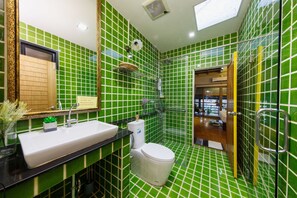 ห้องพัก | ห้องน้ำ | ฝักบัว, เรนชาวเวอร์, ของใช้ในห้องน้ำฟรี, ไดร์เป่าผม