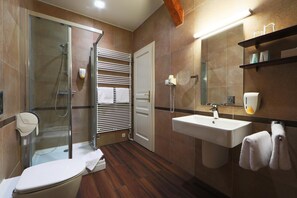 Free toiletries, hair dryer, towels - Ipoly Hotel Boutique Rooms & Suites (Balatonfured)