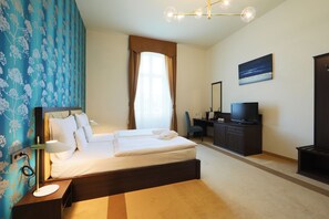 Kamar Double Eksekutif | Minibar, brankas, meja kerja, dan setrika/meja setrika