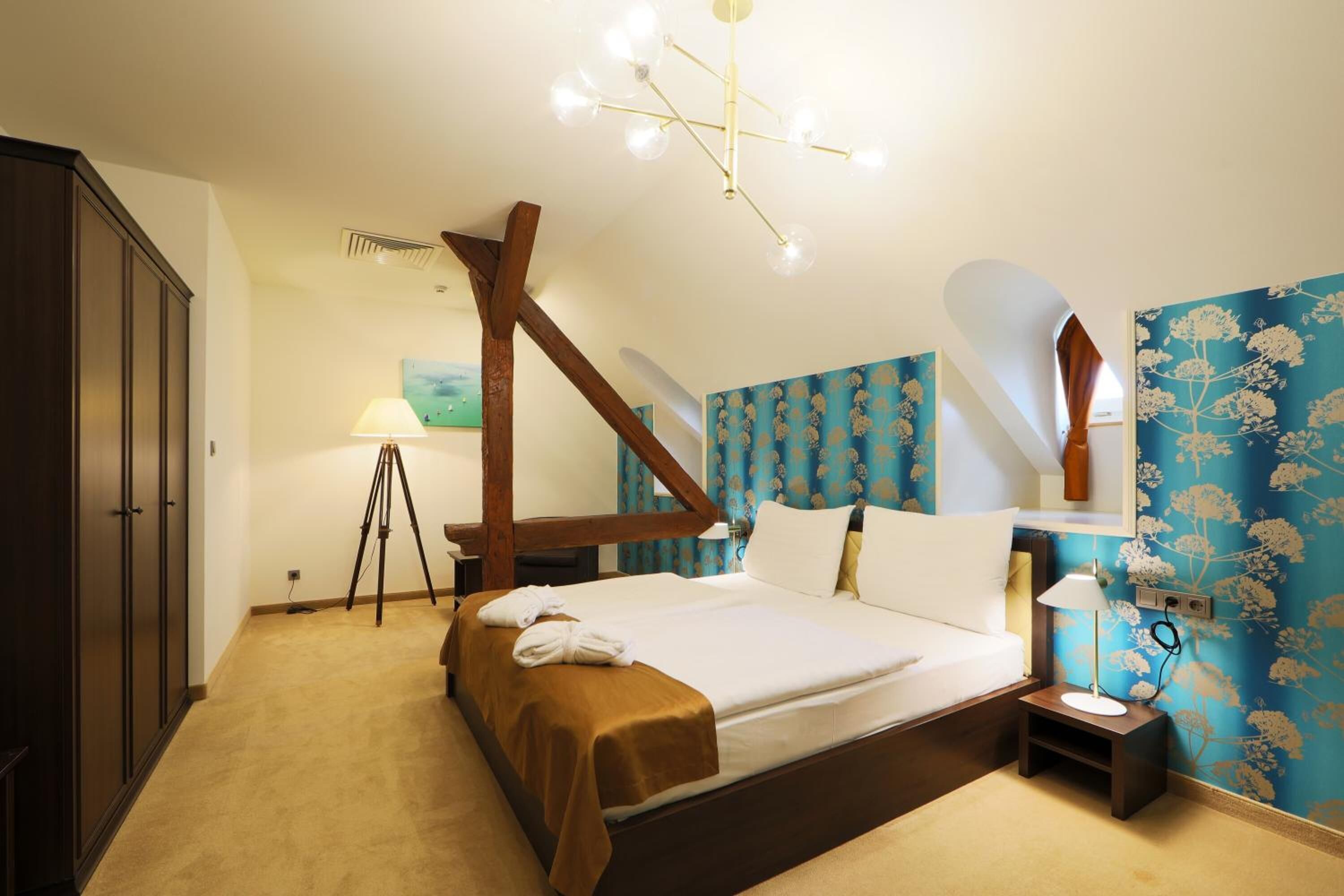 Minibar, in-room safe, desk, iron/ironing board