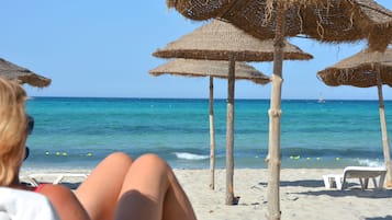 Privéstrand vlakbij, ligstoelen aan het strand, parasols