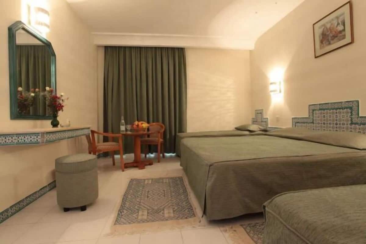 Premium bedding, desk, blackout drapes, soundproofing