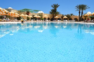 Una piscina cubierta, 2 piscinas al aire libre, sombrillas, tumbonas