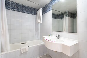 Ensemble douche/baignoire, articles de toilette gratuits, bidet