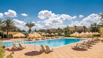 Piscina interna, 2 piscinas externas, guarda-sóis, espreguiçadeiras