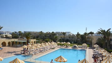 Piscina interna, 2 piscinas externas, guarda-sóis, espreguiçadeiras