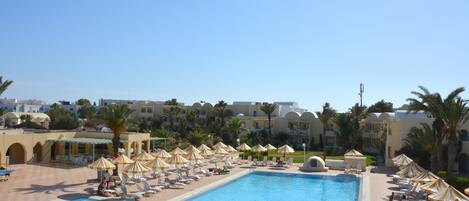 Piscine intérieure, 2 piscines extérieures, parasols, chaises longues