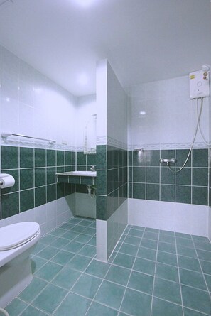 Standard Room | Bilik Mandi | Pancuran mandi, tuala disediakan 