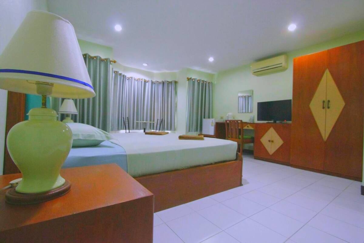 Standard Room | Minibar, in-room safe, desk, free WiFi