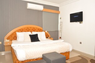 Luxury Room, 1 King Bed | Minibar, in-room safe, desk, free WiFi
