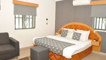 Lyxrum - 1 kingsize-säng | Minibar, värdeförvaringsskåp på rummet, skrivbord och gratis wi-fi