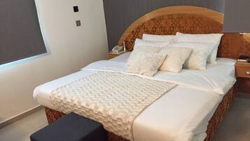 Quarto superluxo, 1 cama King | Frigobar, cofres nos quartos, escrivaninha, Wi-Fi de cortesia
