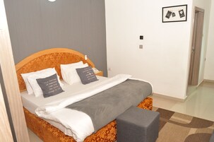 Habitación de lujo, 1 cama de matrimonio grande | Minibar, caja fuerte, escritorio y wifi gratis