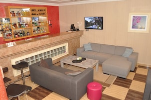 2 bares, bar junto a la piscina
