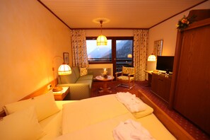 Ropa de cama de alta calidad y caja de seguridad en la habitación 