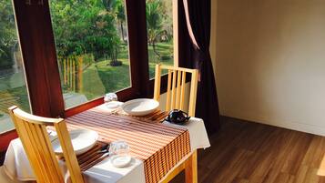 Elegancy Signature Suite | In-room dining